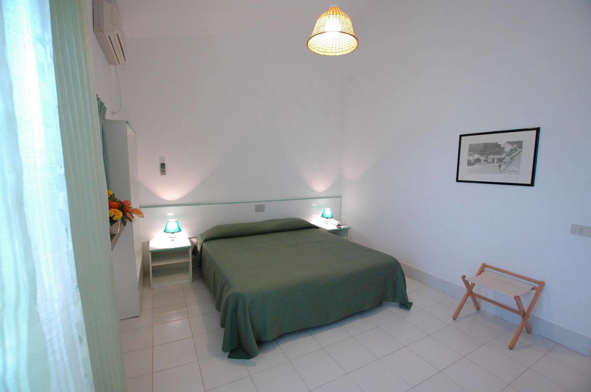 Hotel Capo Di Stella Каполивери Екстериор снимка